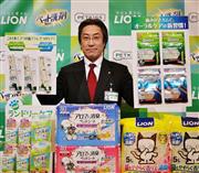 ペット用品用洗剤などの製品をアピールするライオン商事の榊原健郎社長