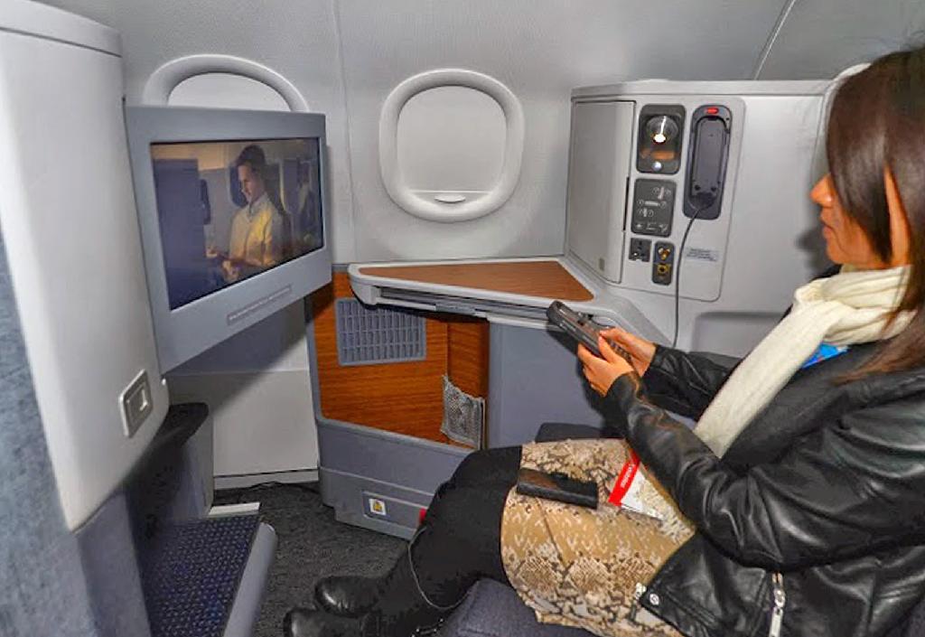 ＣＥＳで展示されたパナソニックが納入するシンガポール航空の機内ＡＶシステム＝米ラスベガス