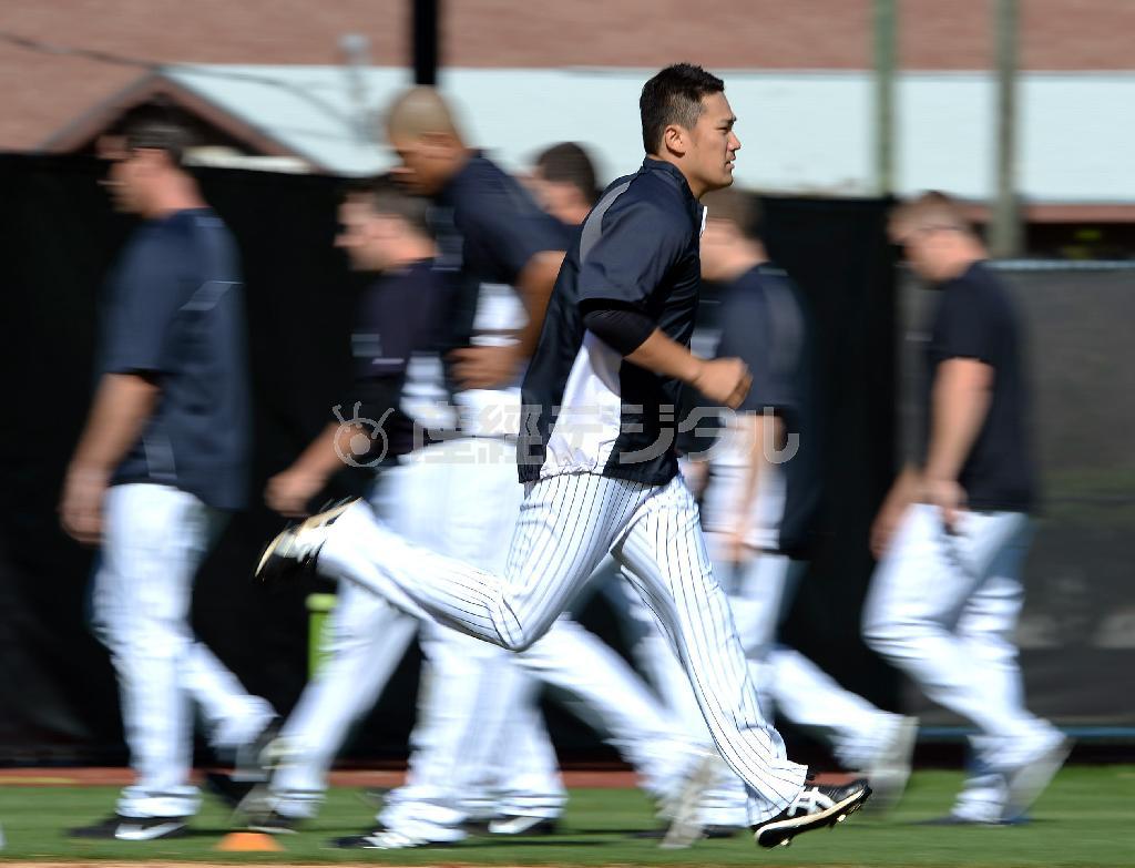 キャンプ地の米フロリダ州タンパで、ダッシュを繰り返して調整するヤンキースの田中将大。市場拡大を狙う大リーグは、人材確保の面でも海外に目を向け、「世界ドラフト」構想まで浮上している＝１５日（川口良介撮影）