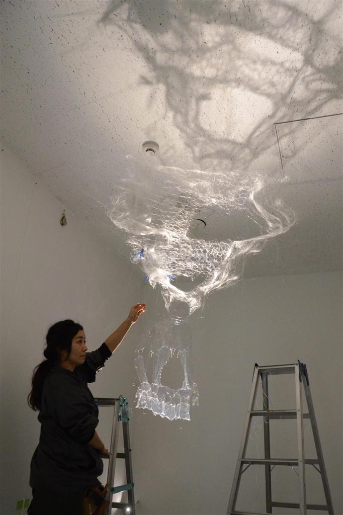 透明な素材を使い、人間の実存を問い直す木村幸恵さんの作品＝２０１４年３月１２日、神奈川県足柄下郡箱根町の彫刻の森美術館・本館ギャラリー（原圭介撮影）