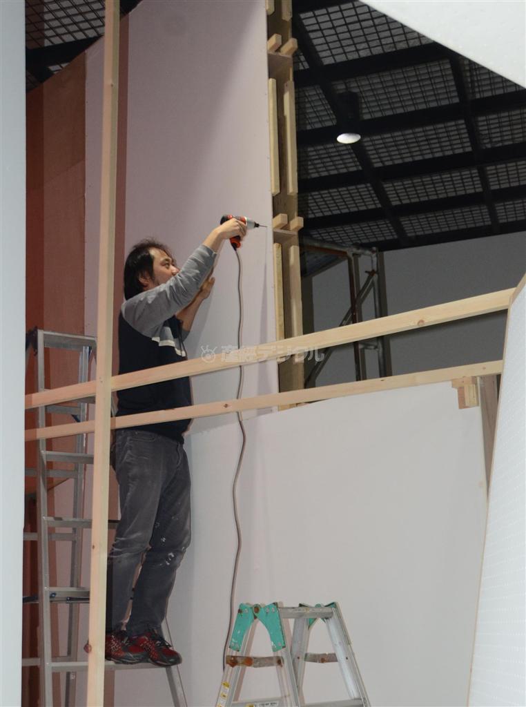 窓から差し込んだ赤い光を変化させる壁を作る北川貴好さん＝２０１４年３月１２日、神奈川県足柄下郡箱根町の彫刻の森美術館・本館ギャラリー（原圭介撮影）