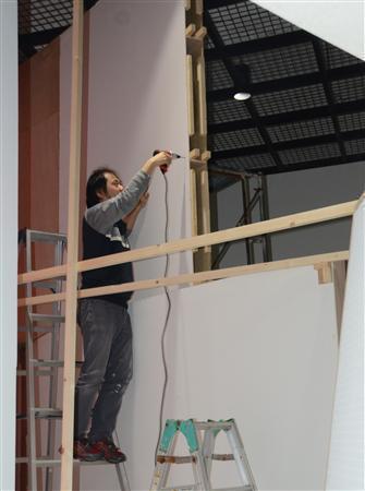 窓から差し込んだ赤い光を変化させる壁を作る北川貴好さん＝２０１４年３月１２日、神奈川県足柄下郡箱根町の彫刻の森美術館・本館ギャラリー（原圭介撮影）