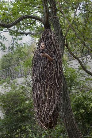 ２０１４年５月２～６日、８月９～１３日には角野晃司さんがミノムシに扮しながら外界とコミュニケーションするパフォーマンス「蓑虫なう」も行う＝２０１０年１０月１３日（提供写真）