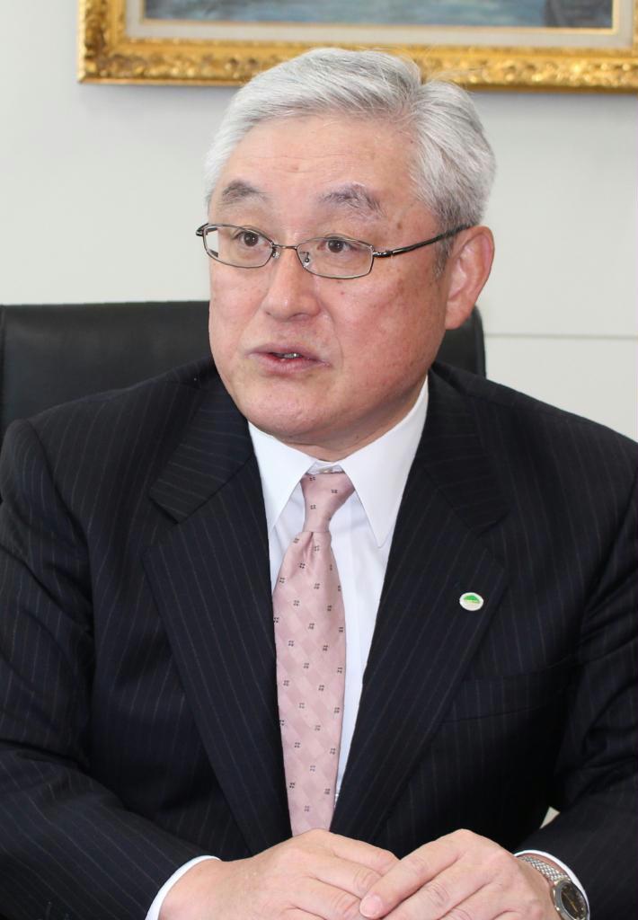 インタビューに答える、日立製作所の東原敏昭執行役専務。４月１日付けで社長に就任する＝東京都千代田区の本社