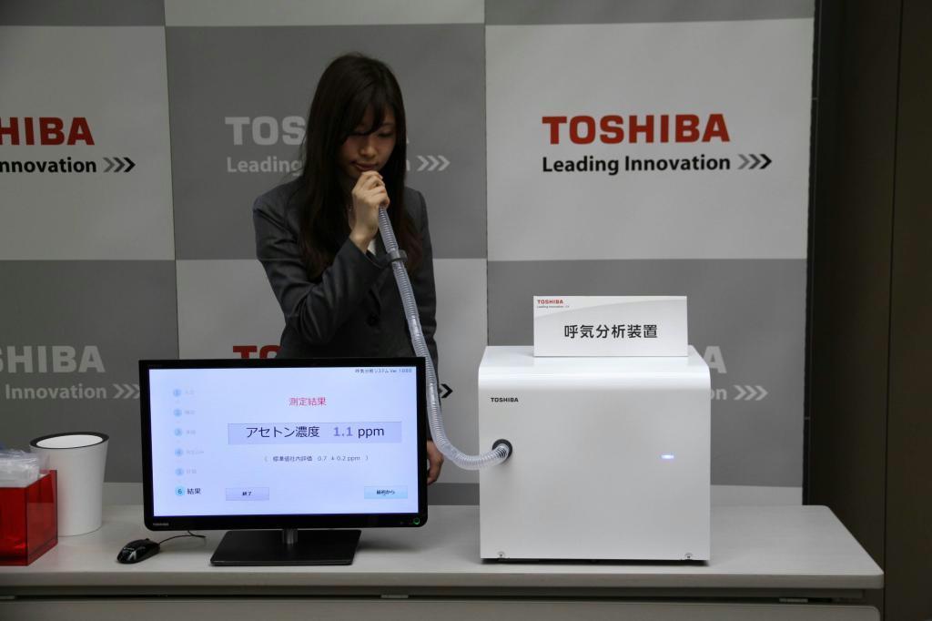 東芝が開発した呼気分析装置。息を吹き込むだけで、健康状態を判断できる