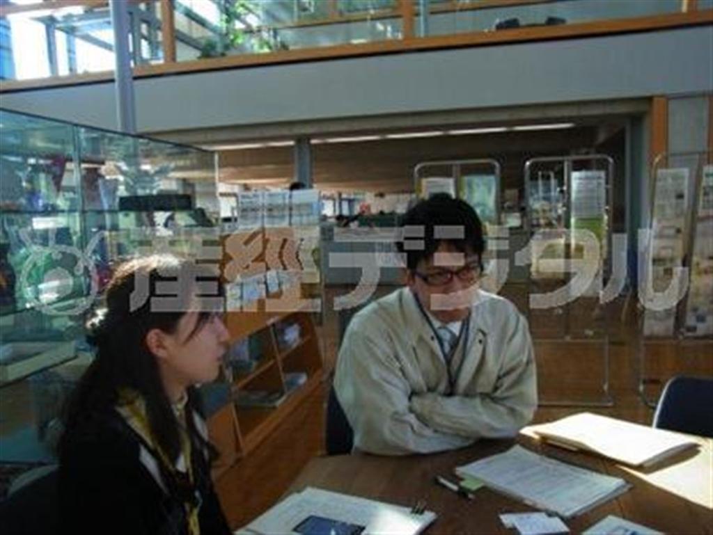 サイト「ｅ－じゃん掛川」の取り組みについて話す静岡県掛川市ＩＴ政策課の鈴木健二さん＝２０１３（平成２５）年１２月１２日、静岡県掛川市（神田外語大学、有志学生記者撮影）