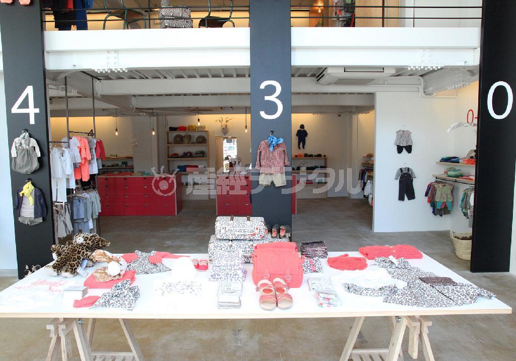 ベビーカーでも通りやすい広い通路、柱に大きく書かれた年齢の数字。心遣いが行き届いたボントンの店内＝２０１４年３月６日、東京都渋谷区（提供写真）