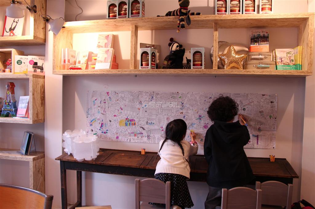 壁に貼られた塗り絵をぬって遊んだり、絵本を読みながらゆっくり過ごすことができる＝２０１４年３月８日、東京都渋谷区（提供写真）