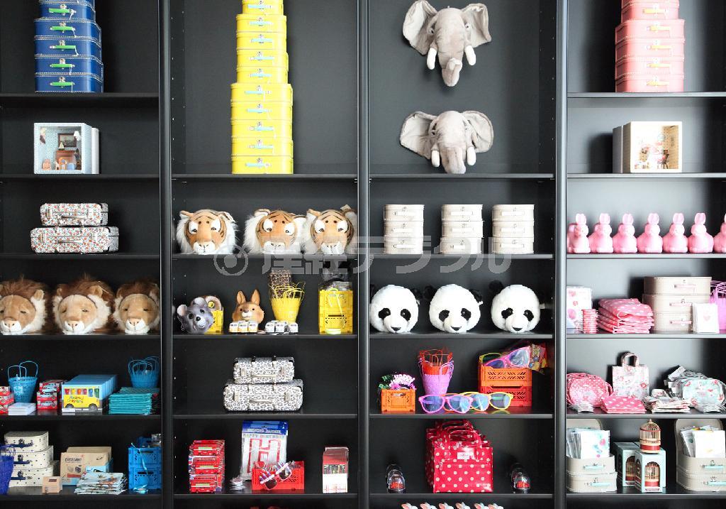 ライフスタイルブランドを標榜するボントンは雑貨も豊富。象やパンダ、ライオンなどの壁掛けぬいぐるみはベルギーの「ＢｉＢｉＢ＆Ｃｏ」のもの。１万６８００円＝２０１４年３月６日、東京都渋谷区（提供写真）