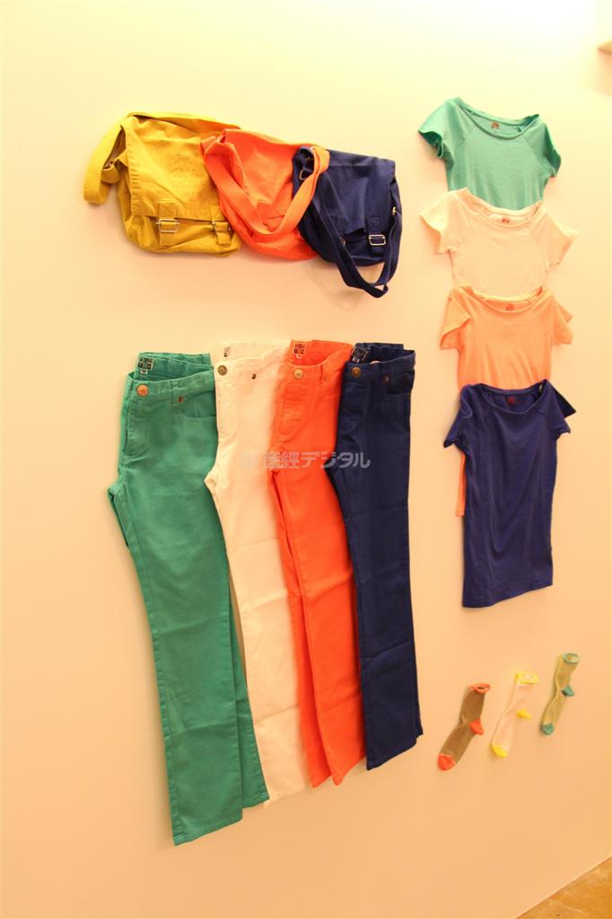 ボントンの持ち味は発色のよさ。パンツ（１万３１２５円）、Ｔシャツ（７８７５円）、バッグ（５９８５円）は５色ずつある＝２０１４年３月８日、東京都渋谷区（提供写真）