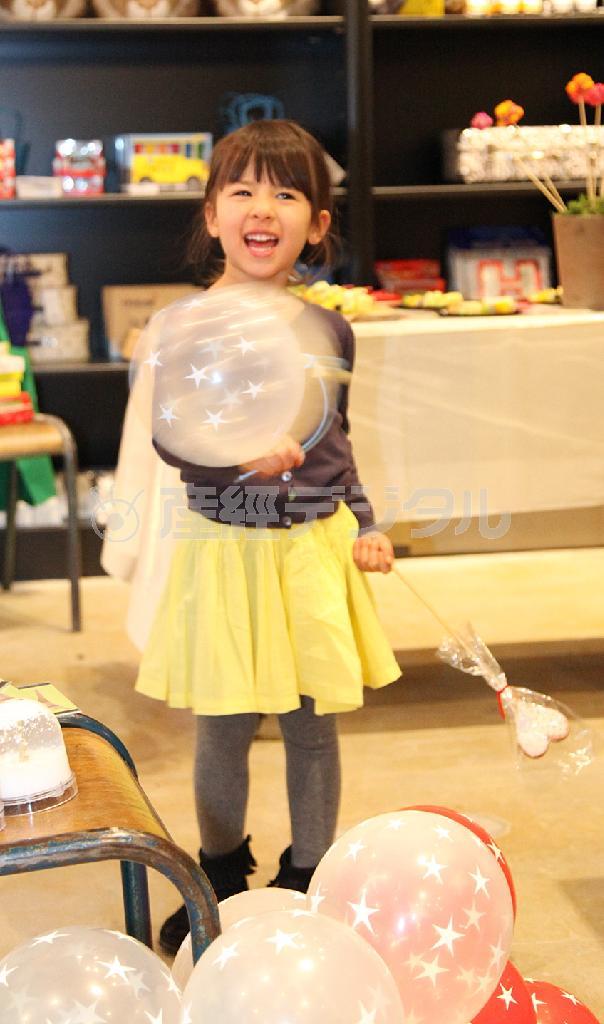 良質な素材で着心地がよさそう。ファインゲージＶネックカーディガン（１万２６００円）、スモッキング刺繍のギャザースカート（１万１５５０円）＝２０１４年３月７日、東京都渋谷区（提供写真）