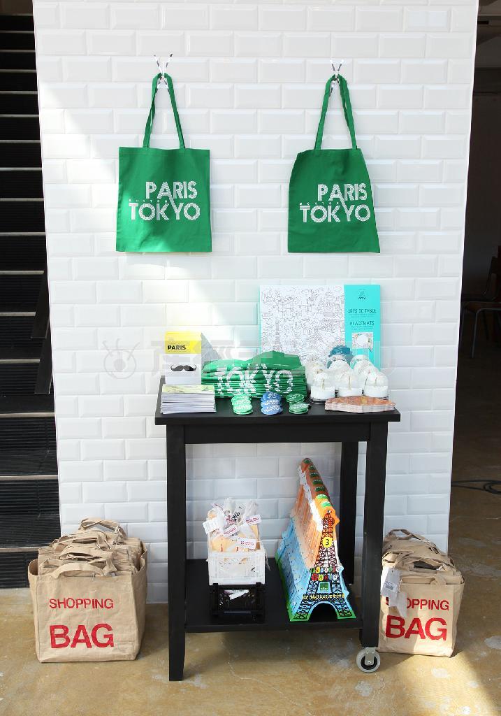 緑色のエコバッグ（３６７５円）は東京進出を祝して。テーブルの下のエッフェル塔はパズル＝２０１４年３月６日、東京都渋谷区（提供写真）