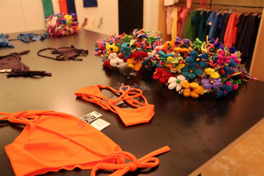 夏を先取りしてビキニタイプの水着（６８２５円）はいかが？＿紙素材の花輪（２７３０円）は頭に飾ったり、部屋のオブジェにも＝２０１４年３月８日、東京都渋谷区（提供写真）