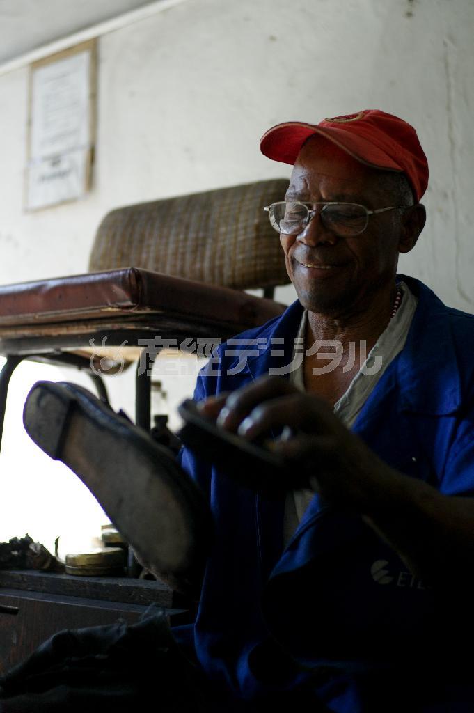 首都ハバナの宿の１階で働いていた靴磨き歴５４年のアンヘル。若い頃は柔道３段で、国の代表候補にも選ばれるほどだったが、腰を痛めて選手生活に別れを告げ、靴磨きになったという。「あの時は本当に悔しかったよ」当時の思いを噛み締めるように回想していた＝キューバ（緑川真実さん撮影）