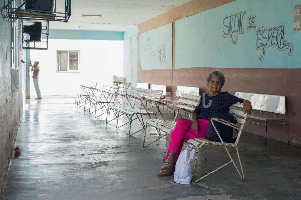 昼間、人が誰もいないトリニダのバス停で、１人ベンチに座っていた女性。カメラを向けるとにっこり＝キューバ（緑川真実さん撮影）