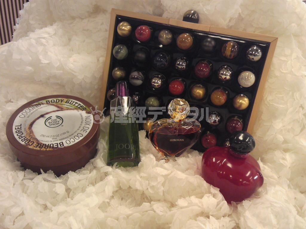 美容家、ＩＫＫＯ（いっこー）さんが普段愛用している「香り」はこちら。左からザ・ボディショップのココナツボディバター、「ＪＯＯＰ！」、ＩＫＫＯさんプロデュースの「ＧＯＲＧＥＯＵＳ」、クリスチャン・ディオールの「ヒプノティック・プワゾン」。ユニークなパーティーバッグとともに（塩塚夢撮影）