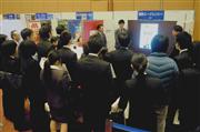 就職セミナーで、仕事内容などについて学生に説明する企業の担当者＝１日午後、福岡市博多区の福岡国際会議場