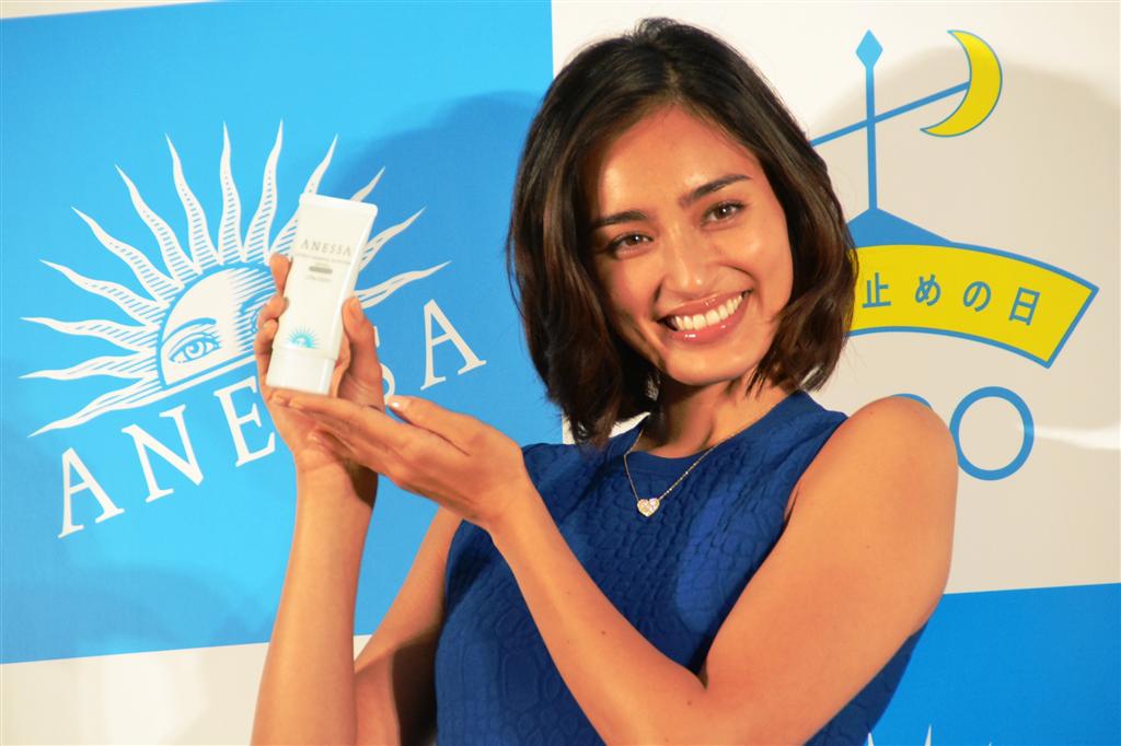 資生堂の日やけ止めブランド「アネッサ」をＰＲするモデルの長谷川潤さん（写真左）＝１９日、東京都千代田区（西村利也撮影）