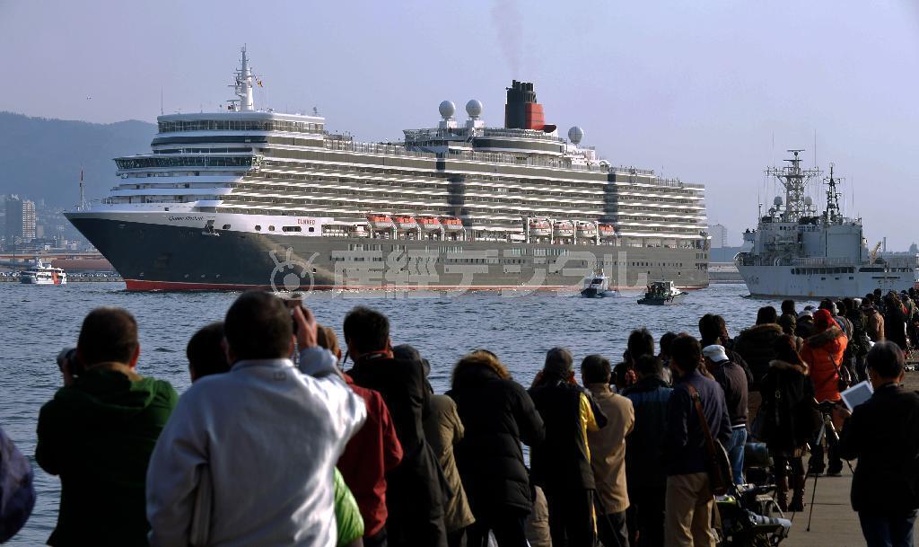 大勢の市民の出迎えを受け、神戸港に入港する「クイーン・エリザベス」＝１９日午前７時４９分、神戸市中央区