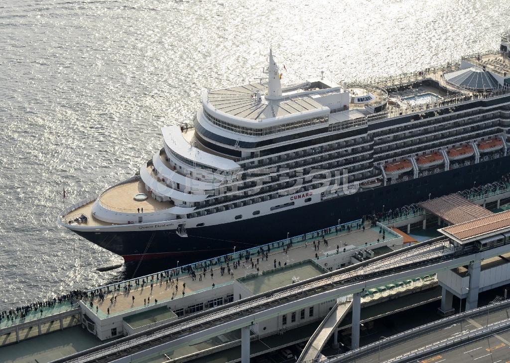 神戸港に着岸した「クイーン・エリザベス」を見る大勢の人たち＝１９日午前８時１５分、神戸市中央区（本社ヘリから）