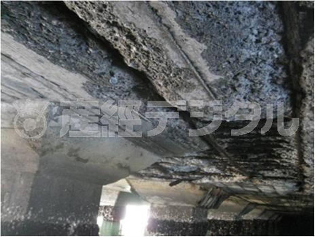 首都高速１号羽田線（東品川桟橋）コンクリート床板の損傷＝２０１４年３月１８日現在、東京都品川区（首都高速道路株式会社提供）