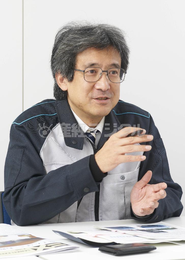 大規模造り替えの必要性について説明する首都高速道路株式会社・高橋三雅建設事業部構造設計室長＝２０１４年３月７日（首都高速道路株式会社提供）