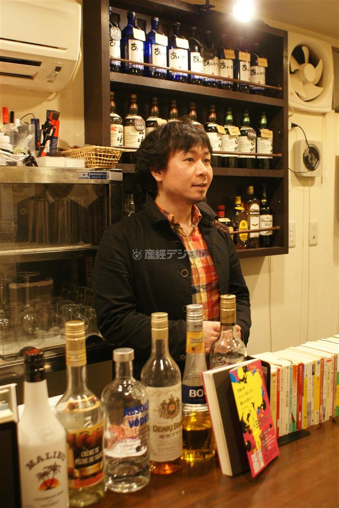 自身が経営するバー「月に吠える」のカウンターに立つ、ジャーナリストのコエヌマカズユキさん。「人の話を聞くのが大好き」という＝２０１４年３月５日、東京都新宿区のゴールデン街（塩塚夢撮影）