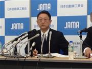 自工会定例会見で２０１４年度の新車販売見通しを発表した豊田章男会長（トヨタ自動車社長）＝２０日、東京都港区