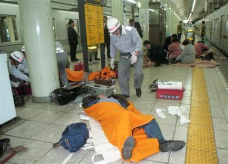 オウム真理教による地下鉄サリン事件。営団地下鉄日比谷線八丁堀駅のホームで倒れこむ被害者＝１９９５年３月２０日、東京都中央区（奥清博撮影）