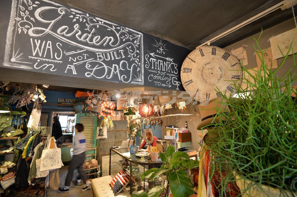 独特のレタリングがユニークな、川本諭さんのチョークアート。英語で「庭は一日して成らず」「ご来店ありがとうございます」とのメッセージが書かれている＝２０１４年３月６日、東京都世田谷区の「Ｇｒｅｅｎ＿Ｆｉｎｇｅｒｓ」（原田史郎撮影）