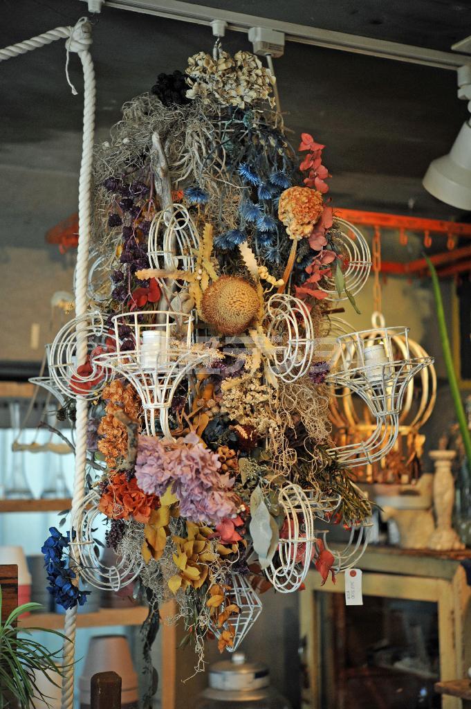 シャンデリアの骨組みを使った川本諭さんのアート作品。ロマンチックな趣＝２０１４年３月６日、東京都世田谷区の「ＧＲＥＥＮ＿ＦＩＮＧＥＲＳ」