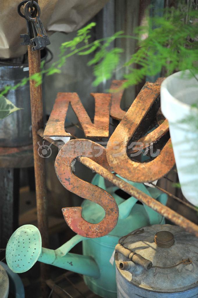 おそらく何かの看板に使われていただろう、さびた鉄製のアルファベット（１万９９５０円）は、そもそもアートと無縁な実用品。「用の美」の品々にアート性を見いだすセンスはさすがだ＝２０１４年３月６日、東京都世田谷区の「ＧＲＥＥＮ＿ＦＩＮＧＥＲＳ」
