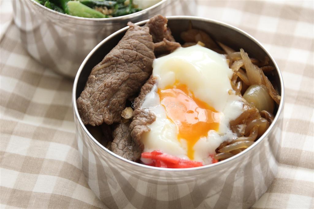 牛すき煮＆ごはん（作り方２）＿＿牛すき煮は汁けを切って入れ、紅しょうがをのせ、温泉卵を添える。（温泉卵は食べるときに牛すき煮の上に割って、混ぜて食べる）