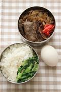 牛すき煮弁当。※６１１ｋｃａｌ、塩分３．０グラム（１人分）