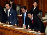 衆院本会議で平成２６年度予算が与党などの賛成多数で可決、成立。笑顔で一礼する安倍晋三首相（右）と閣僚＝２０日午後、国会・参院本会議場（酒巻俊介撮影）