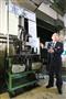たこ焼き器をつくるロボットと佐藤勝彦館長（松永渉平撮影）