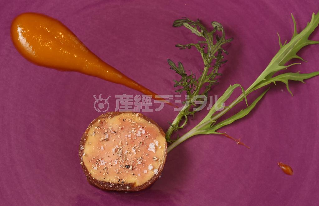 看板メニューの「フォアグラの奈良漬け巻き、南国風ソース」。これを食べるためだけに首都圏や九州からやってくるリピーターも…