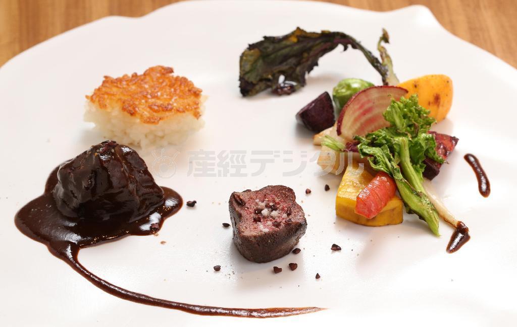 野菜も鹿肉も京都産という「鹿肉のもも肉のローストと肩肉の赤ワイン煮込み」。左上に見えるお米のガレットは、赤味噌とカカオの香りのソースに合うとの理由で採用したという