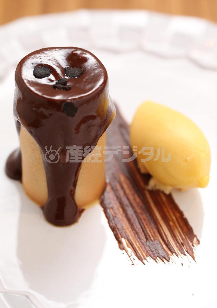 大徳寺納豆の食感と濃厚で上品なチョコが見事にマッチした「温かいチョコのタルトレット」。右側はパッションフルーツのシャーベット