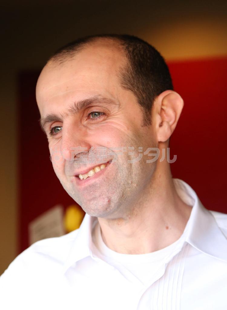 「料理とはシェフが歩んできた人生や物語を紡ぐ芸術品なのです」と語る、フランス人のステファン・パンテルさん＝２０１４年３月１４日、京都市中京区（恵守乾撮影）