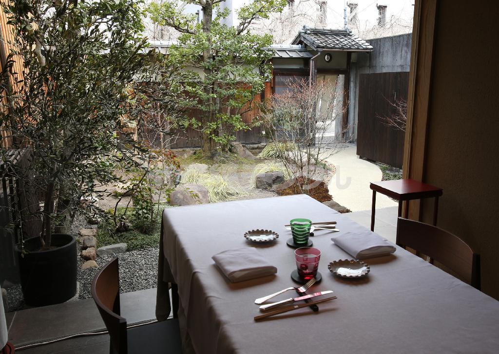 庭が見えるテーブル席では京都らしい風情が楽しめる＝２０１４年３月１４日、京都市中京区（恵守乾撮影）