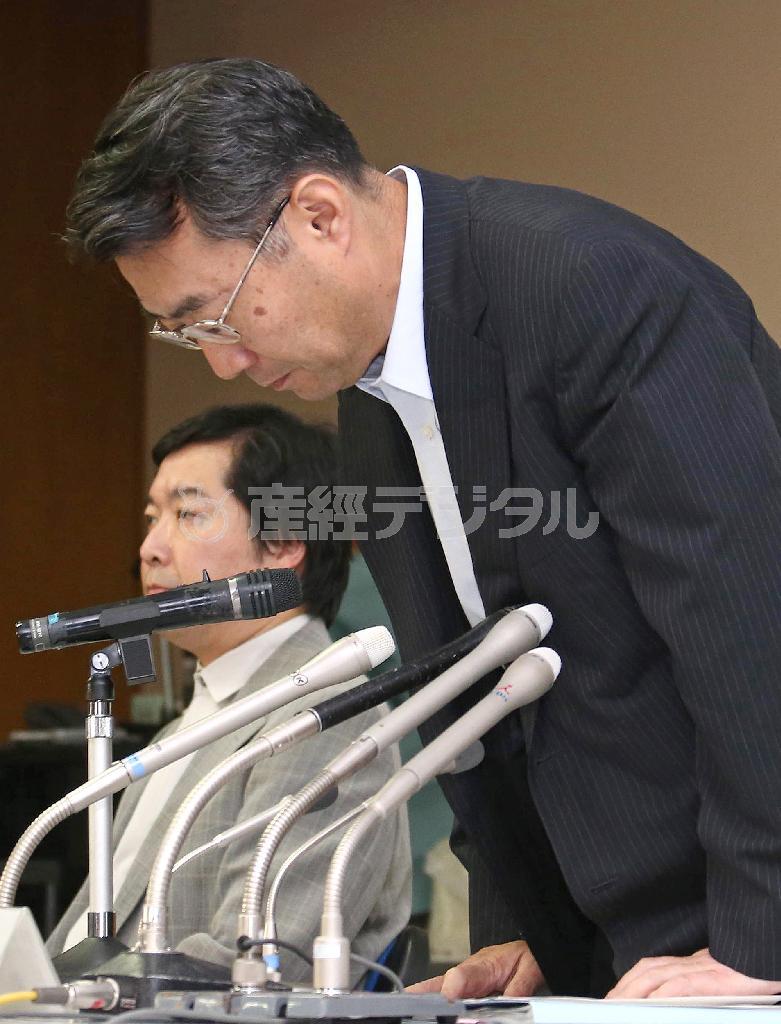 東大政策ビジョン研究センターの教授による私的流用問題で謝罪する大学関係者＝２０１３年７月２５日、東京都文京区（大里直也撮影）
