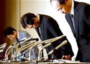 ノバルティスファーマの降圧剤の臨床研究でデータ操作が明らかになり頭を下げる慈恵医大の関係者ら＝２０１３年７月３０日、東京都港区（大西史朗撮影）