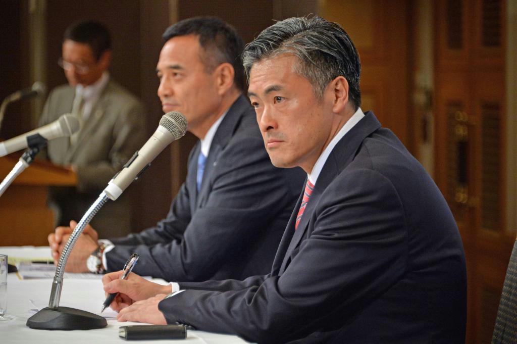 会見に臨むローソンの新浪剛史ＣＥＯ（左）と次期社長の玉塚元一氏＝２４日午後、東京都港区