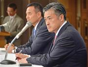 会見に臨むローソンの新浪剛史ＣＥＯ（左）と次期社長の玉塚元一氏＝２４日午後、東京都港区