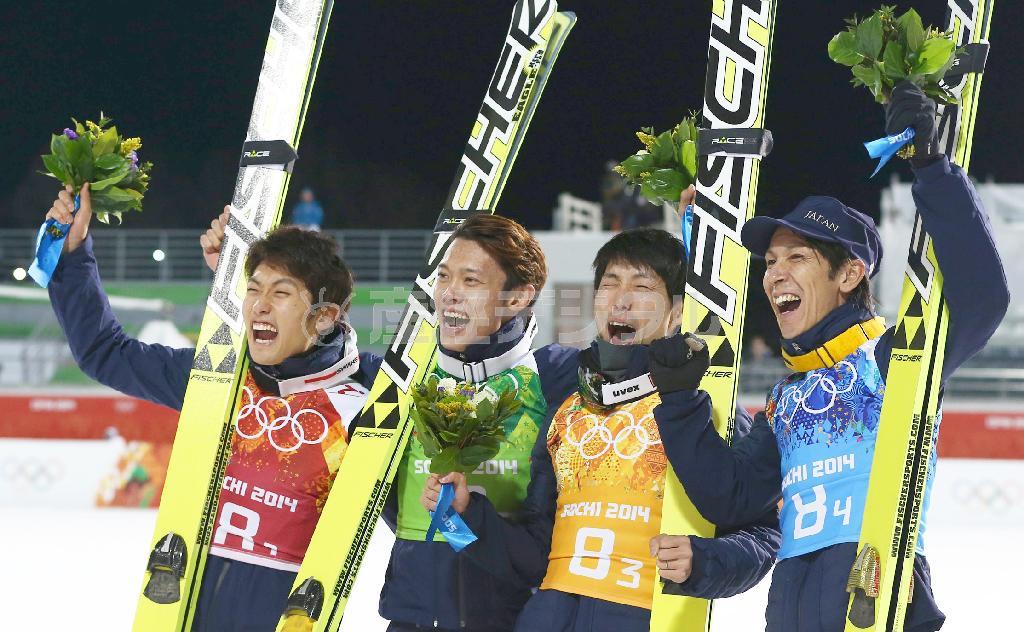 スキージャンプ男子団体で銅メダルに輝き喜ぶ（左から）清水礼留飛（れるひ）、竹内択（たく）、伊東大貴、葛西紀明の各選手＝２０１４年２月１７日、ロシア・ソチ（大里直也撮影）