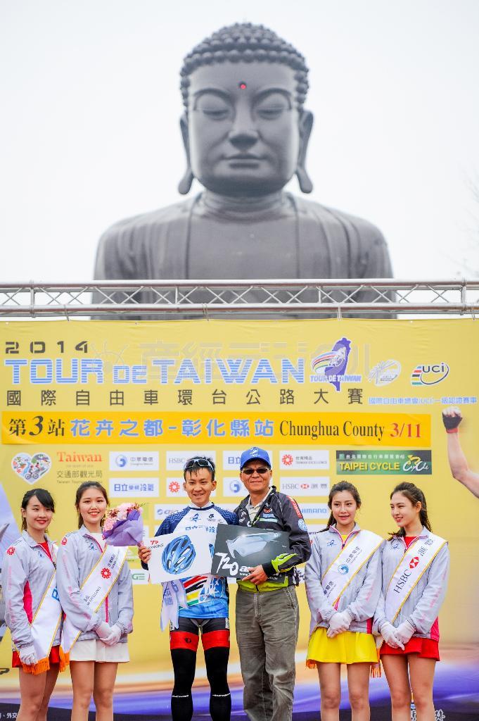 第３ステージ、彰化県でのレースを終えて、アジア人最高位の内間康平（日本ナショナルチーム）が、八卦山の大仏殿下で表彰を受けた＝２０１４年３月、台湾（田中苑子さん撮影）