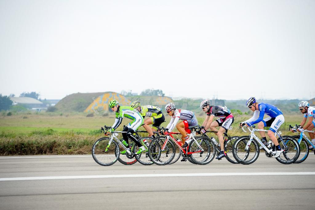 強風が吹き荒れる中で開催された桃園県での第２ステージ。最後は、桃園国際空港に隣接する海軍施設の滑走路を走った＝２０１４年３月、台湾（田中苑子さん撮影）