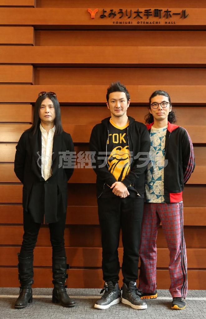（左から）「海峡の光」の原作、脚本、演出の辻仁成、中村獅童、片桐仁＝２０１４年３月１９日、東京都千代田区（津川綾子撮影）