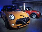 ７年ぶりに全面改良される新型「ＭＩＮＩ」＝２５日午前、東京都港区